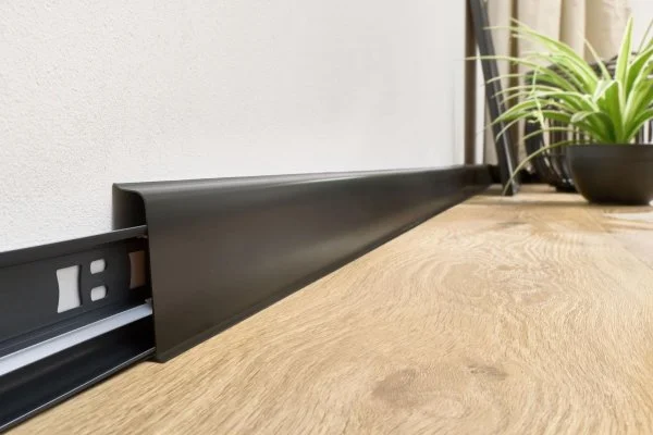 Плинтус пластиковый Arbiton INDO70 220 Чёрный матовый 2.5 м в Ростове-на-Дону