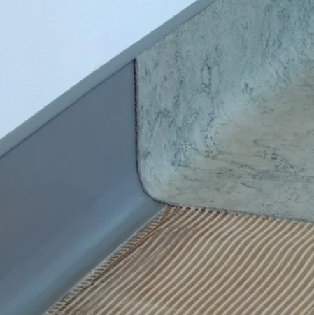 Коннелюрный односоставной плинтус Bonkeel Prof Серый (95х2700мм) в Ростове-на-Дону