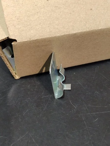 Клипсы к плинтусу MDF Bonkeel (50шт) в Ростове-на-Дону